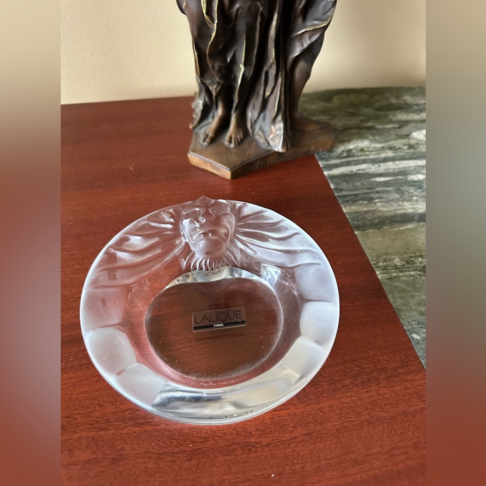 NWOB LALIQUE 1970’s Frosted Lion Head Crystal Ashtray Signed “Lalique France”. - Picture 11 of 13